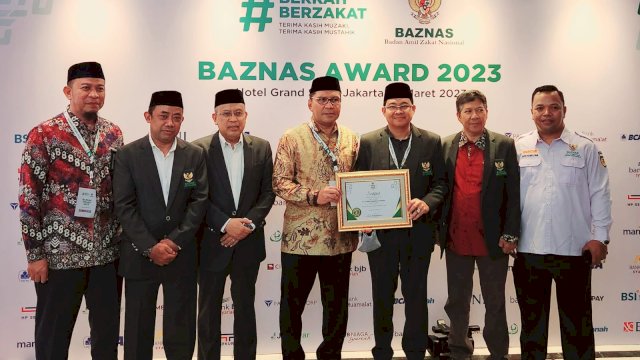 Wali Kota Makassar Moh Ramdhan Pomanto meraih penghargaan Baznas Award 2023 kategori “Wali Kota Pendukung Utama Baznas Sejahterakan Umat”. Penghargaan diserahkan langsung Wakil Presiden Indonesia Ma'ruf Amin di Hotel Sahid Jakarta, Selasa (21/03).