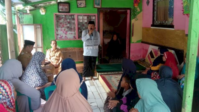 Diskominfo Kota Makassar gelar silaturahmi sekaligus menyalurkan puluhan paket sembako kepada masyarakat di Lorong Wisata Viborg Denmark, Jalan Gunung Tinggi Mae, Kelurahan Sawerigading, Kecamatan Ujung Pandang, Selasa (28/03).