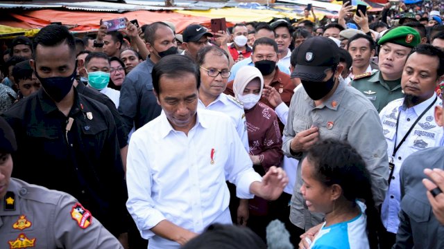 Indira Yusuf Ismail dampingi Wali Kota Makassar Moh Ramdhan Pomanto menyambut kedatangan Presiden RI Joko Widodo di Pasar Terong Makassar, Rabu (29/03).
