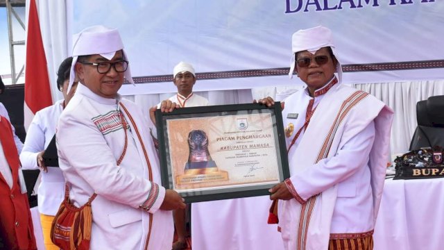 Ketua DPRD Mamasar (kiri) dan Bupati Mamasa (kanan). Dok. Kominfosandi