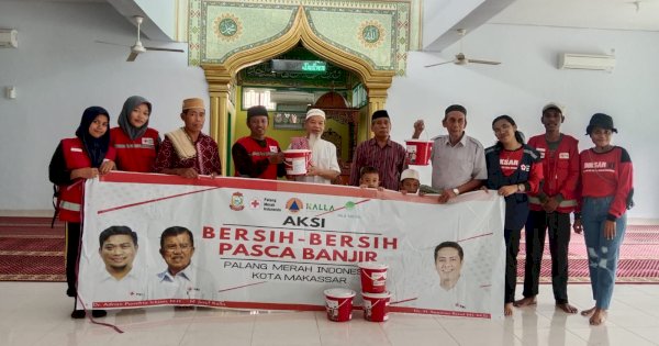 Jadi Tempat Pengungsian, PMI Makassar Bersih-Bersih Masjid dan Sekolah