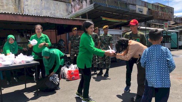 Jumat Berkah, Persit KCK Yonarmed 3/105 Trk/NP Bagi Kebahagian