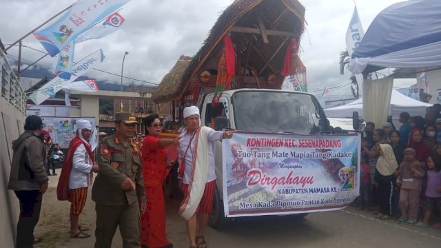 Karnaval budaya yang di perlombakan dalam acara pembukaan hari jadi kabupaten Mamasa (Foto: Jupran). 