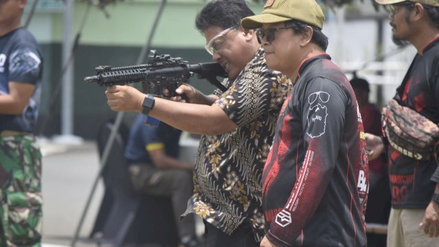 Yonarmed 11 Kostrad Jalin Silaturahmi Secangkir Kopi Sambil Nembak Bareng