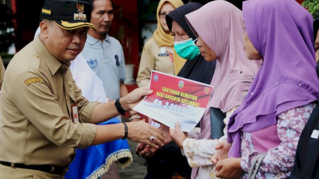 Kasdim 0719/Jepara Serahkan Santunan ke Ahli Waris Anggota Linmas