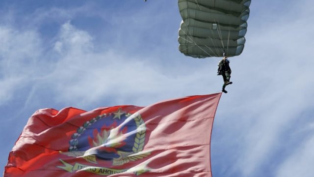 300-san Taruna Akmil Tingkat IV Akhiri Latihan Terjun Para Dasar di Markas Kopassus