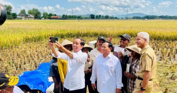 Penuh Tawa, Jokowi Selfie Bareng Prabowo dan Ganjar di Panen Raya Jateng