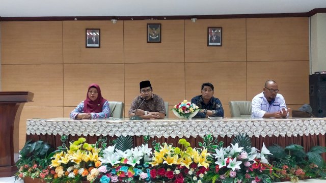 Dekan FDK UIN Alauddin, Dr. Firdaus Muhammad (kiri kedua) menyambut kunjungan siswa, Kamis (9/3). 