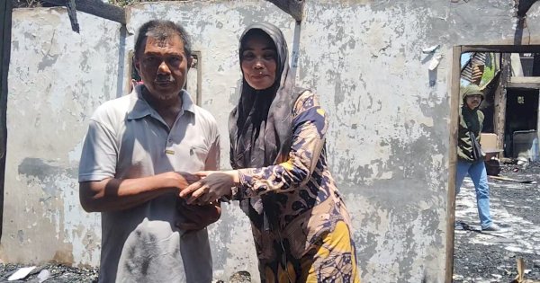 Pegawai Puskesmas Embo Patungan Bantu Korban Kebakaran