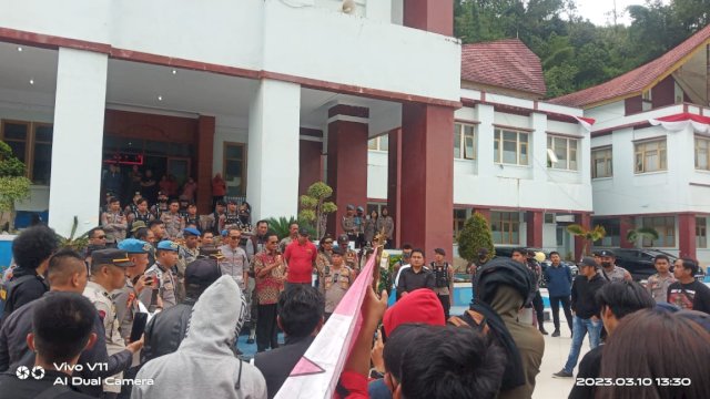 Massa geruduk kantor Bupati Mamasa menuntut gaji tunjangan guru dan aparat desa dibayarkan, Jumat (10/3). Dok. Aswin/HN