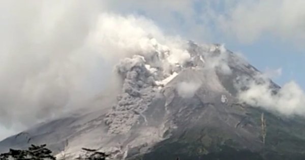 Gunung Merapi Muntahkan Awan Panas, Potensi Bahaya 7 Kilometer