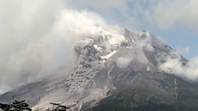 Gunung Merapi Muntahkan Awan Panas, Potensi Bahaya 7 Kilometer