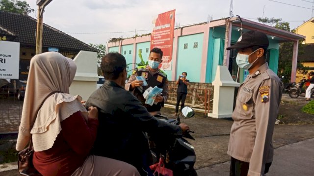 Merapi Erupsi, Polresta Magelang Bagi Masker Gratis