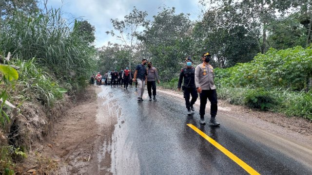 Polresta Magelang Kerahkan Mobil Water Canon Bersihkan Jalan Terdampak Abu Merapi&nbsp;