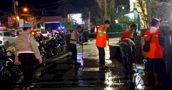 Kapolres Magelang Kota Ikut Bersihkan Abu Vulkanik di Sekitar Alun-Alun