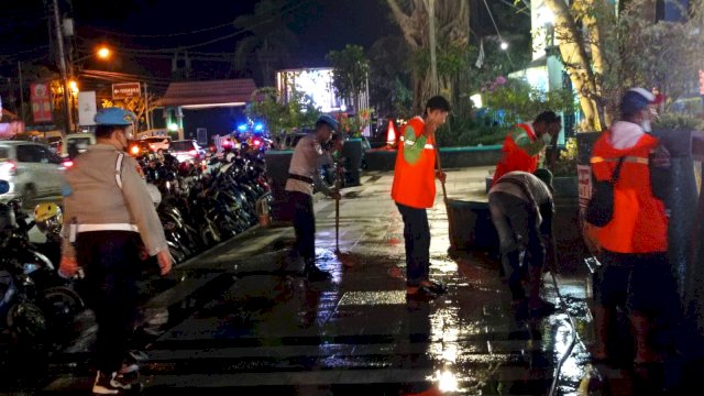 Kapolres Magelang Kota Ikut Bersihkan Abu Vulkanik di Sekitar Alun-Alun