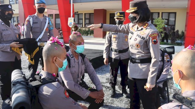 Pimpin Tradisi Pembaretan, AKBP Yolanda : Sesama Personel Harus Saling Menjaga&nbsp;