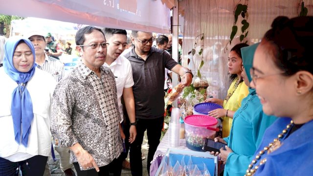 Sekda Makassar M Anshar mengunjungi stand di acara. Dok. Ist