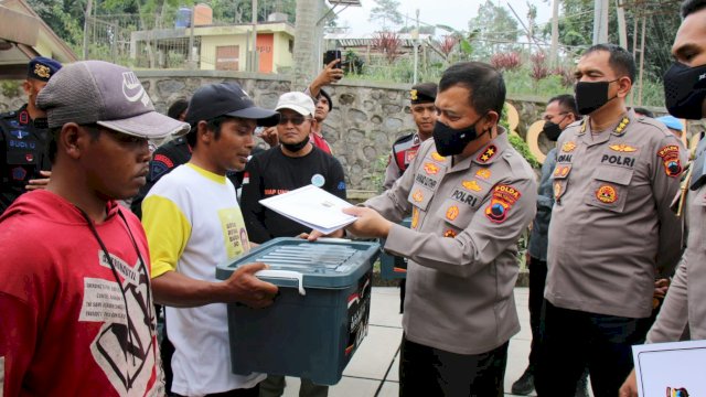 Tinjau Pos Pengamatan Merapi Babadan, Kapolda Jateng Bantu Warga Terdampak Erupsi Merapi