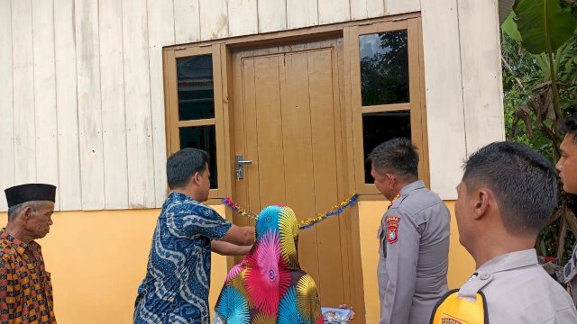Pengguntingan pita hasil bedah rumah program Kapolda Sulbar. 