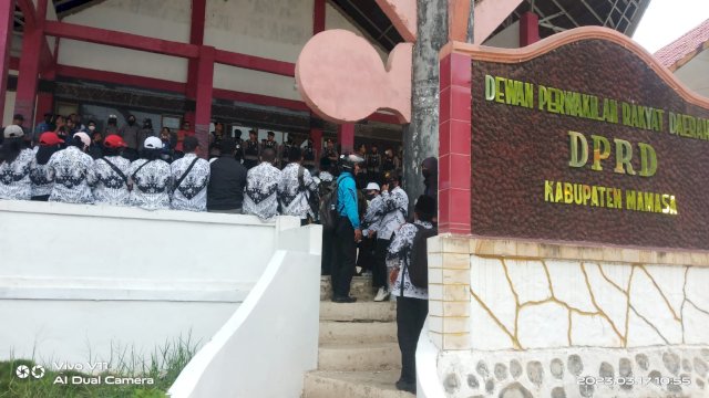 Ratusan guru mendatangi kantor DPRD menyampaikan aspirasi, Jumat (17/3). (Dok. Aswin/HN)