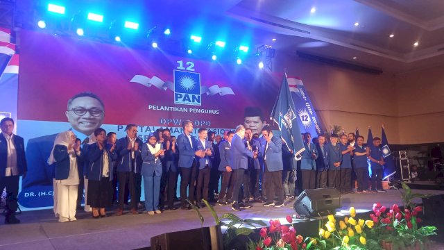 Penyerahan Bendera oleh Ketum PAN kepada Ketua DPW PAN Sulbar, Ramlan Badawi, Jumat (17/3) malam. Dok. Jupran