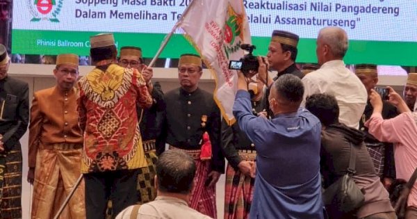 Bupati Soppeng Serahkan Pataka ke Burhanuddin Andi di Pelantikan DPP KKS