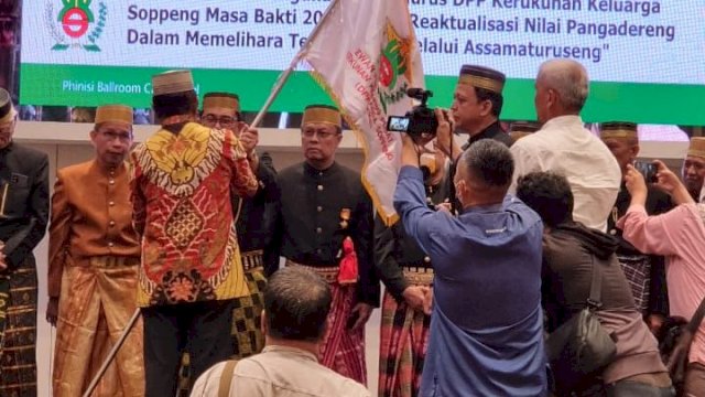 Bupati Soppeng Serahkan Pataka ke Burhanuddin Andi di Pelantikan DPP KKS