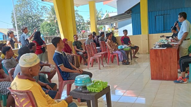Teknisi PLTS asal Riau, Harisman Erick saat berikan edukasi kepada masyarakat tentang pengelolaan dan penggunaan listrik PLTS.