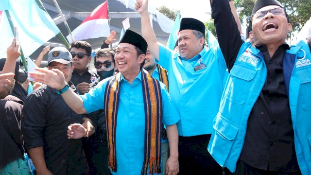 Fahri Hamzah (tengah) bersama Anis Matta (kiri). Dok. Gelora