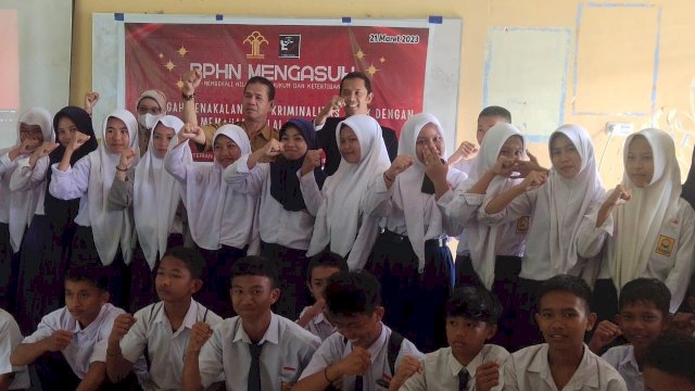 LBH Lipang-BPHN Penyuluhan Hukum di SMP 2 Mangarabombang: Hindari Tawuran dan Narkoba