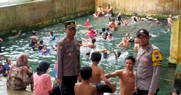 Polsek Mertoyudan Kawal Tradisi Padusan di Pemandian Gending