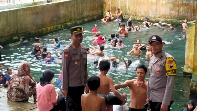 Polsek Mertoyudan Kawal Tradisi Padusan di Pemandian Gending