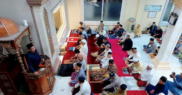 Ceramah Tarawih di Tallo, Ketua DPRD Berpesan Support Pendidikan Anak