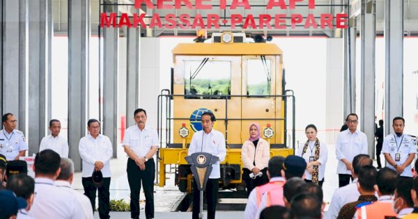 Resmikan Pengoperasian KA Makassar-Parepare, Jokowi Sebut Terlambat