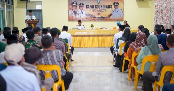 Taufan Pawe Serahkan Insentif Untuk Ketua RT, RW Hingga Imam Masjid