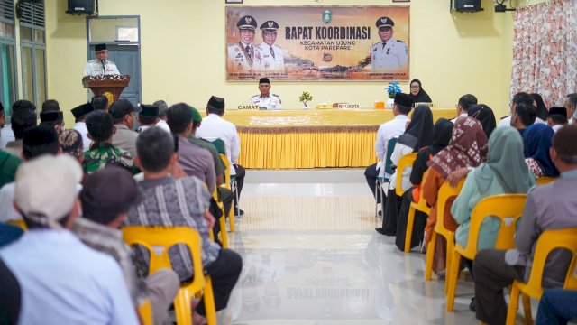 Taufan Pawe Serahkan Insentif Untuk Ketua RT, RW Hingga Imam Masjid