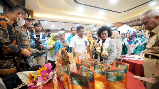 Pembina IKAWATI Kementerian ATR/BPN Kunjungi UMKM Binaan Semen Tonasa