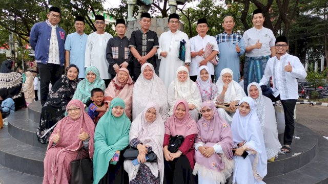 Kadis PU Makassar dengan mukena putih barisan kedua di tengah. Ist