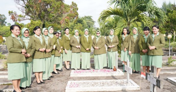 Persit KCK Koorcab Rem 072 PD IV/Diponegoro Ziarah dan Tabur Bunga di TMP 