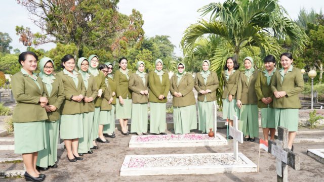 Persit KCK Koorcab Rem 072 PD IV/Diponegoro Ziarah dan Tabur Bunga di TMP&nbsp;