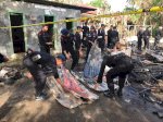 Ponpes Darul Qur&#8217;an Mamuju Ludes Terbakar, Personil Brimob Polda Bersihkan Puing