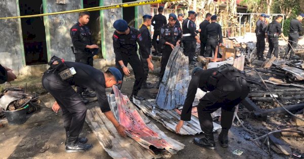 Ponpes Darul Qur’an Mamuju Ludes Terbakar, Personil Brimob Polda Bersihkan Puing