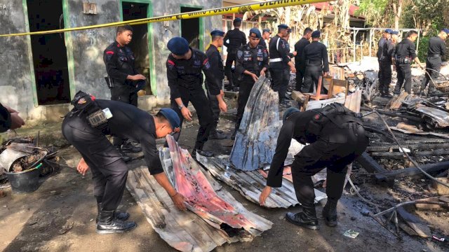Personil Brimob Polda Sulbar melaksanakan pembersihan sisa puing-puing kebakaran. ( Dok. Ist)