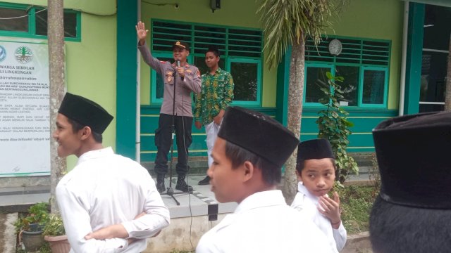 225 Siswa SMP Terpadu Gunungpring Ikuti Apel Kedisiplinan, Kapolsek Muntilan : Hindari Berkonflik Dengan Hukum