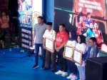 Bersama Atlet Nasional, Sekjen PP PBSI Bagi Hadiah di Penutupan Talenrang Cup