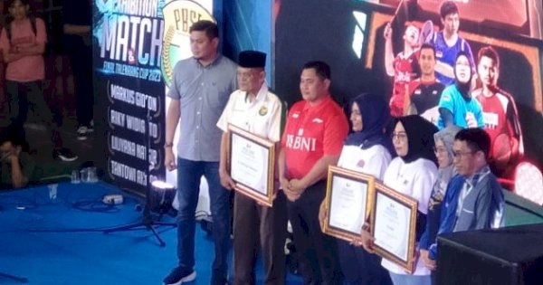 Bersama Atlet Nasional, Sekjen PP PBSI Bagi Hadiah di Penutupan Talenrang Cup