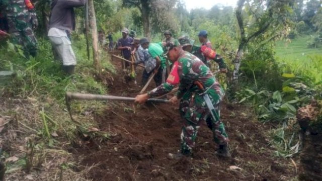 Karya Bakti TNI jajaran Koramil 1411-02 Bulukumpa merintis Jalan Usaha Tani di Desa Sapobonto. Foto: Istimewa 