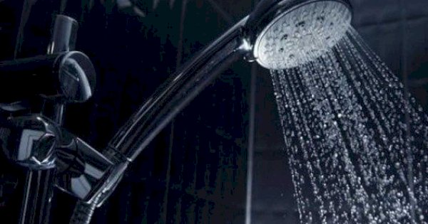 Risiko Mandi Tengah Malam: Apa Bahayanya?