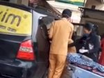 Seorang Ibu di Makassar Melahirkan di Dalam Mobil Maxim, Berikut Kisah Menariknya